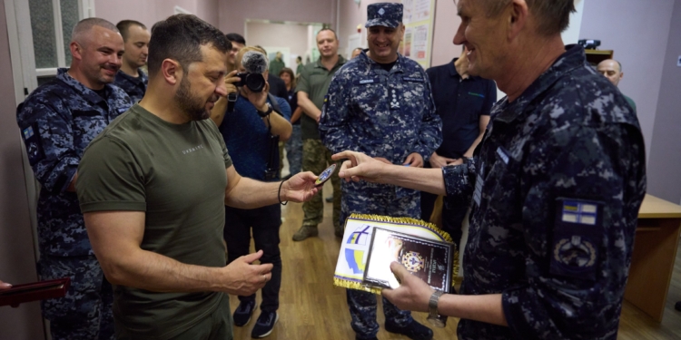 Шеврони Героїв: Зеленський показав, що йому вчора подарували в Очакові та Одесі (ФОТО)