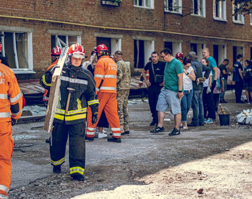 В Сумах закінчили розбір завалів на місці зруйнованого російською ракетою училища: двоє людей загинуло (ФОТО) 10