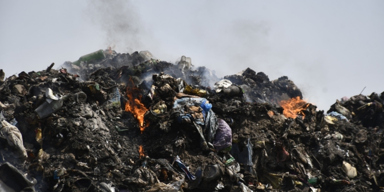 На Миколаївщині понад дві доби гасили пожежу сміттєзвалища у Луговому. Але нарешті впорались (ФОТО)