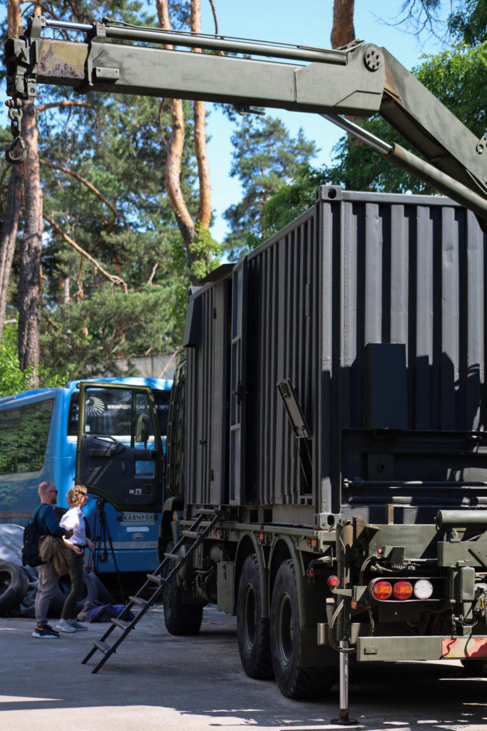 Миколаївські артилеристи отримали від БО “Реактивна Пошта” мобільну СТО, а секретний артпідрозділ – мобільний штаб (ФОТО) 12