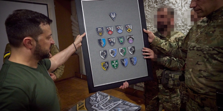 Шеврони Героїв: Зеленський показав, що йому подарували 29 липня спецпризначенці (ФОТО)