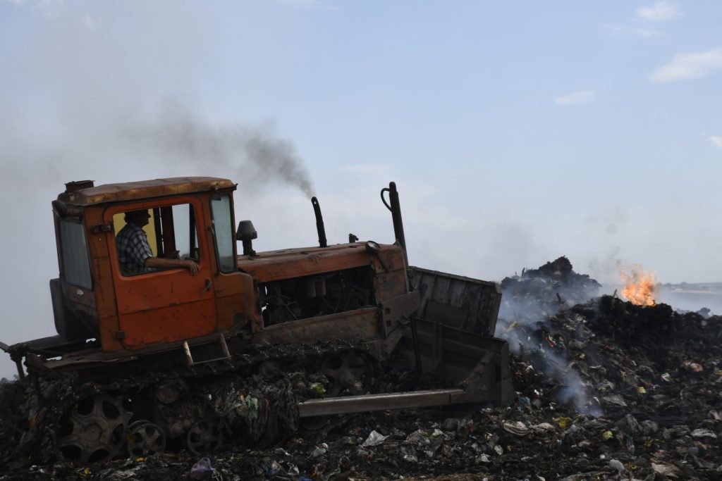 На Миколаївщині понад дві доби гасили пожежу сміттєзвалища у Луговому. Але нарешті впорались (ФОТО) 13