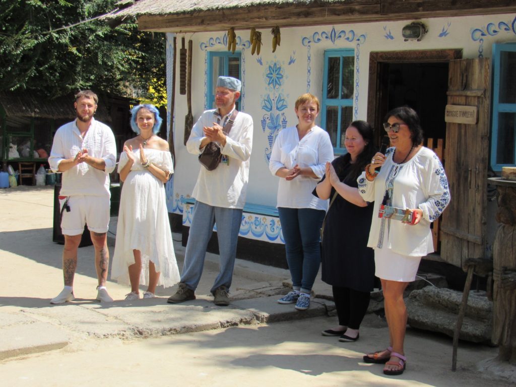 Таврійський розпис – наочно: у Миколаївському зоопарку відкрили оновлену «Дідову хату» (ФОТО) 13