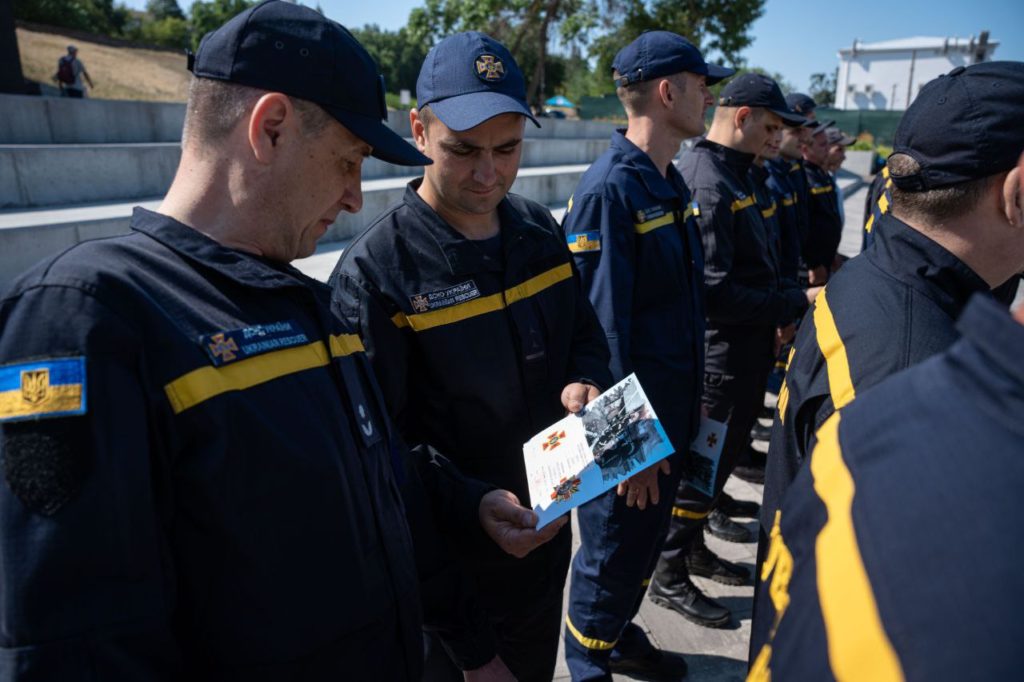 У Миколаєві голова ДСНС нагородив рятувальників, які ліквідовували наслідки російського теракту на Каховській ГЕС та масштабну пожежу на об'єкті критичної інфраструктури (ФОТО) 14