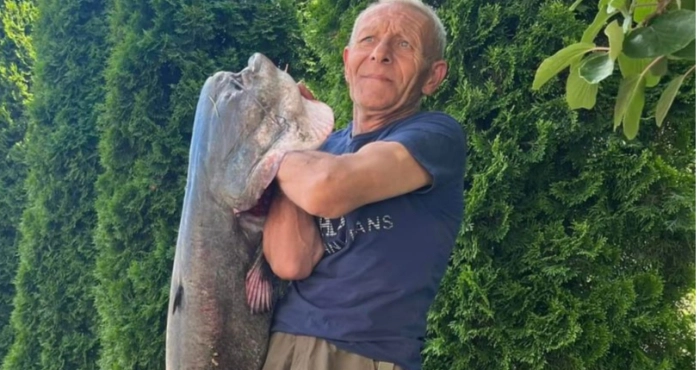 Нам на таке тільки дивитись – під Ужгородом рибалка зловив сома на 22 кг (ФОТО)