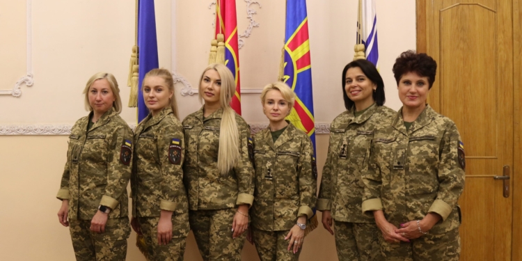 Зручна куліска, оновлений комір та штани з «тунельним» поясом: в Міноборони презентували оновлену літню польову жіночу форму одягу (ФОТО)