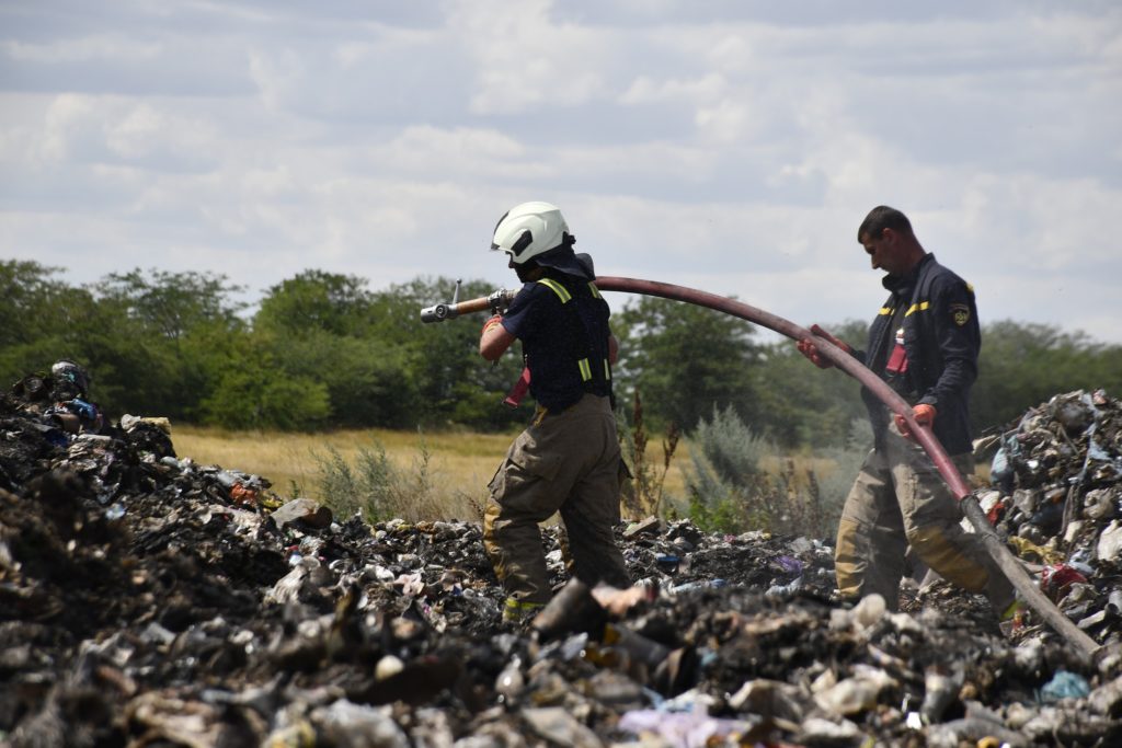 На Миколаївщині понад дві доби гасили пожежу сміттєзвалища у Луговому. Але нарешті впорались (ФОТО) 15