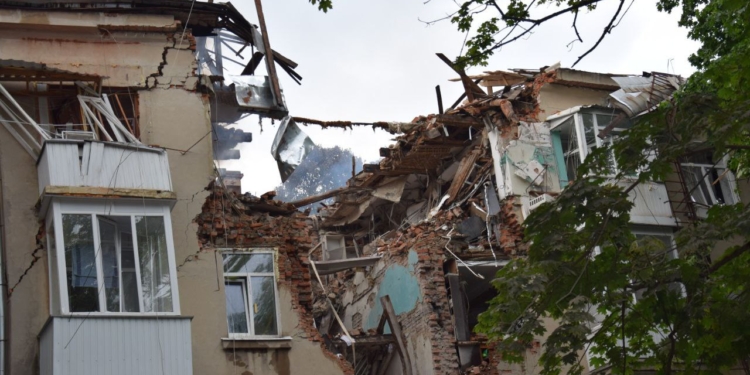 Один загиблий і 16 поранених: що відомо на зараз після ранкової атаки російських ударних дронів по центру Сум (ФОТО)