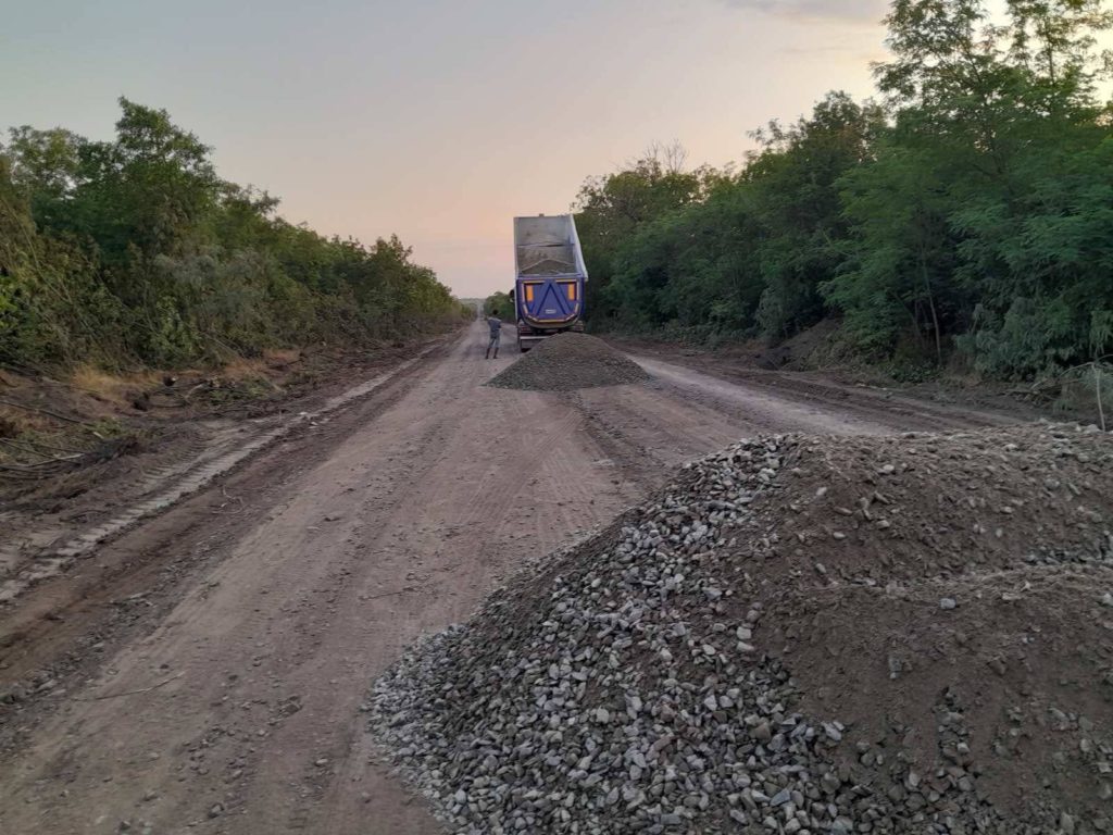 Минулого тижня на Миколаївщині ремонтні роботи йшли на 16 місцевих дорогах (ФОТО) 16