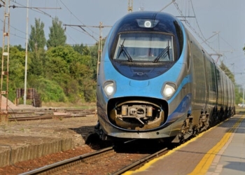 Міцний сон. В Польщі чоловік заснув на рейках – його “переїхав” потяг, а він навіть не помітив