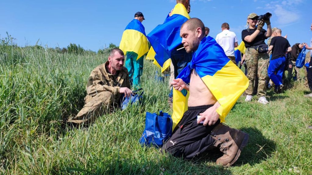 Україна повернула з полону 45 захисників і двох цивільних, а також двох депортованих росіянами маленьких дітей (ФОТО) 8