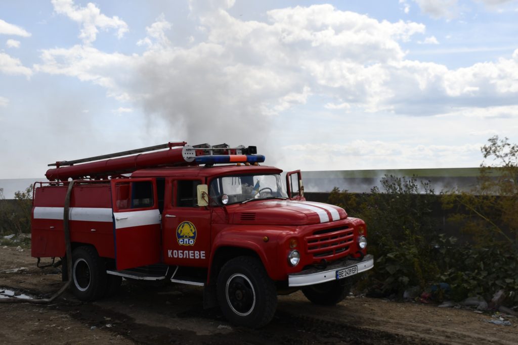 На Миколаївщині понад дві доби гасили пожежу сміттєзвалища у Луговому. Але нарешті впорались (ФОТО) 17