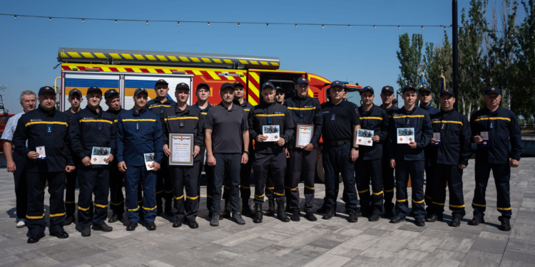 У Миколаєві голова ДСНС нагородив рятувальників, які ліквідовували наслідки російського теракту на Каховській ГЕС та масштабну пожежу на об’єкті критичної інфраструктури (ФОТО)