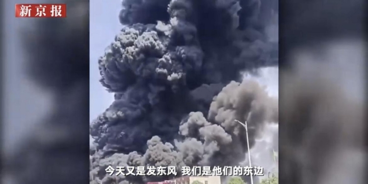 В Китаї вибух і пожежа на хімзаводі – величезний “чорний гриб” закрив небо (ФОТО, ВІДЕО)