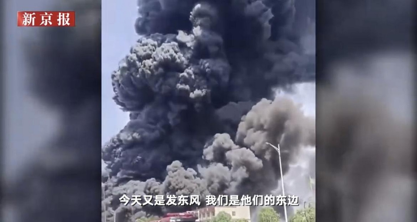 В Китаї вибух і пожежа на хімзаводі – величезний “чорний гриб” закрив небо (ФОТО, ВІДЕО)