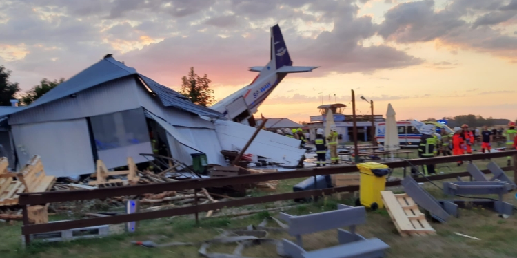 В Польщі літак впав на ангар – там від дощу ховались люди (ФОТО, ВІДЕО)