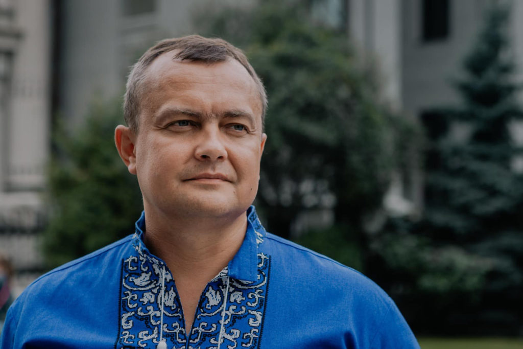 «Слугу» Арістова, відповідального за нацоборону, ЗМІ помітили на Мальдівах. Якщо підтвердиться, Арахамія буде вимагати позбавлення його мандату 4
