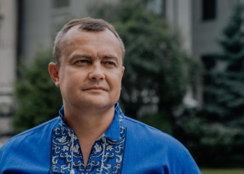 «Слугу» Арістова, відповідального за нацоборону, ЗМІ помітили на Мальдівах. Якщо підтвердиться, Арахамія буде вимагати позбавлення його мандату