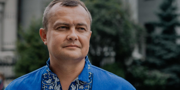 «Слугу» Арістова, відповідального за нацоборону, ЗМІ помітили на Мальдівах. Якщо підтвердиться, Арахамія буде вимагати позбавлення його мандату