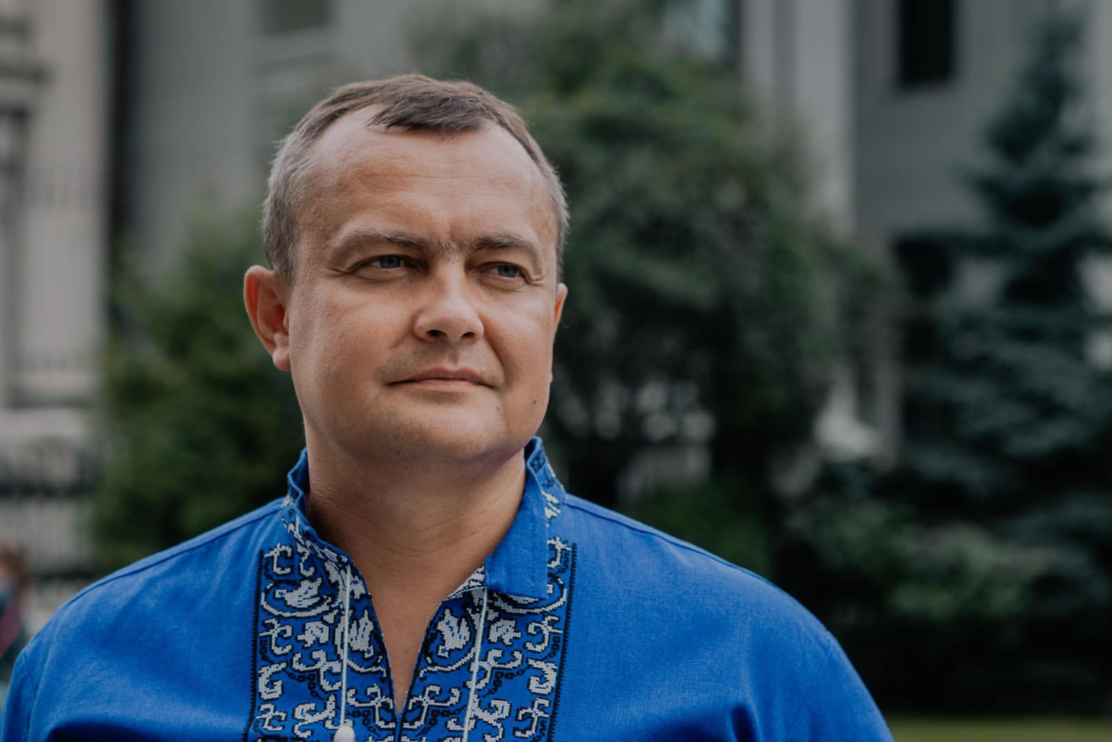 «Слугу» Арістова, відповідального за нацоборону, ЗМІ помітили на Мальдівах. Якщо підтвердиться, Арахамія буде вимагати позбавлення його мандату