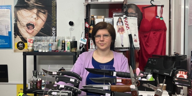 Ножі і Wi-Fi-вібратори. Як в прифронтових містах змішалися любов і війна (ФОТО) 