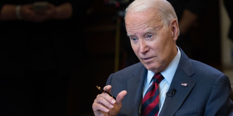 Байден назвав передачу Україні касетних снарядів тимчасовим рішенням