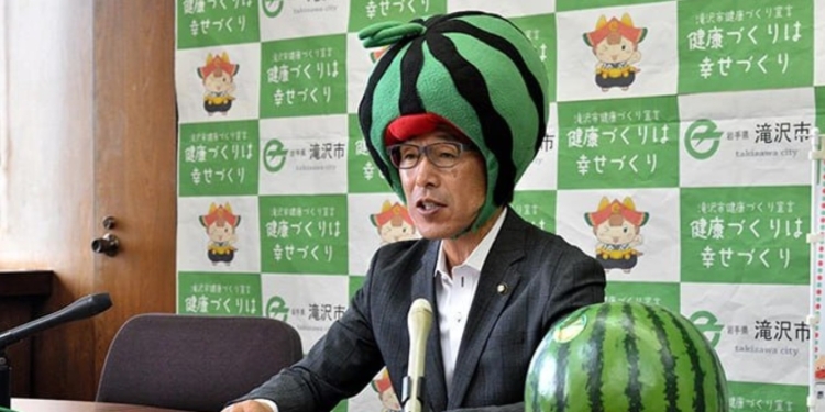 Мер японського міста вийшов в люди з кавуном на голові. А з чим на голові ви бачите мера Миколаєва?