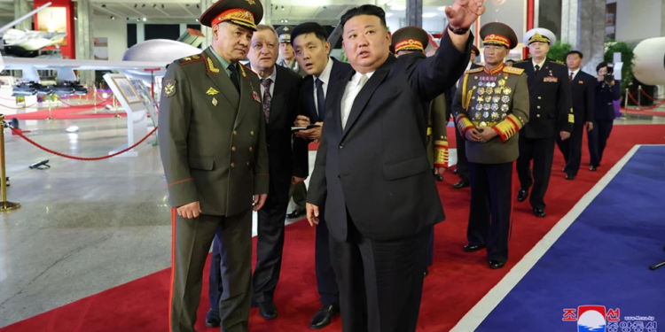 Делегації РФ і Китаю прибули до Північної Кореї, Кім показав Шойгу балістичні ракети (ФОТО)