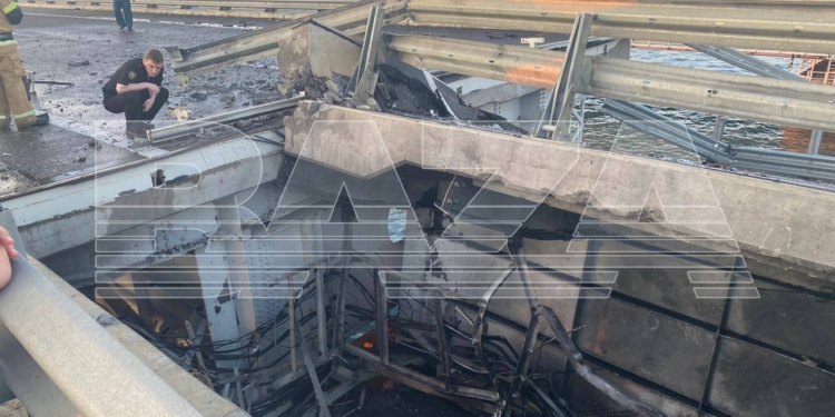 Один проліт Кримського мосту зруйнований, ще один пошкоджений (ФОТО, ВІДЕО) ОНОВЛЕНО