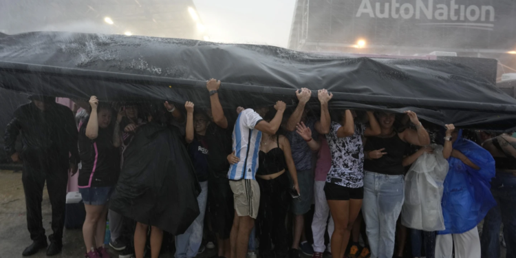 В США люди гинуть від повені, в Чехії горять ліси