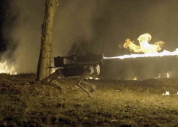 Робот-собака з вогнеметом для випалювання траншей – кошмар, який можна легально купити у США (ВІДЕО)