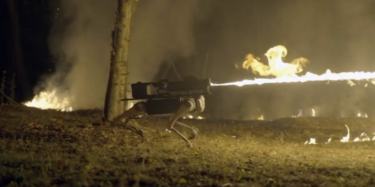 Робот-собака з вогнеметом для випалювання траншей – кошмар, який можна легально купити у США (ВІДЕО)