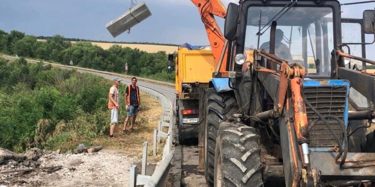 Минулого тижня ремонтні роботи проводились на 11 місцевих дорогах Миколаївщини: що робилось і де (ФОТО)
