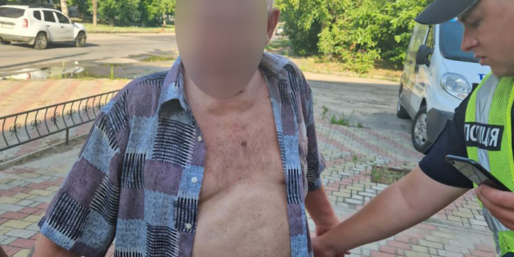 У Миколаєві дід наніс ножові поранення онуку – каже, за вживання ним наркотиків і неадекватну поведінку (ФОТО)