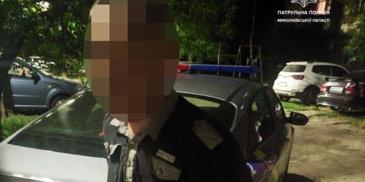У Миколаєві патрульні затримали чоловіка, який наніс громадянину різані рани (ФОТО)