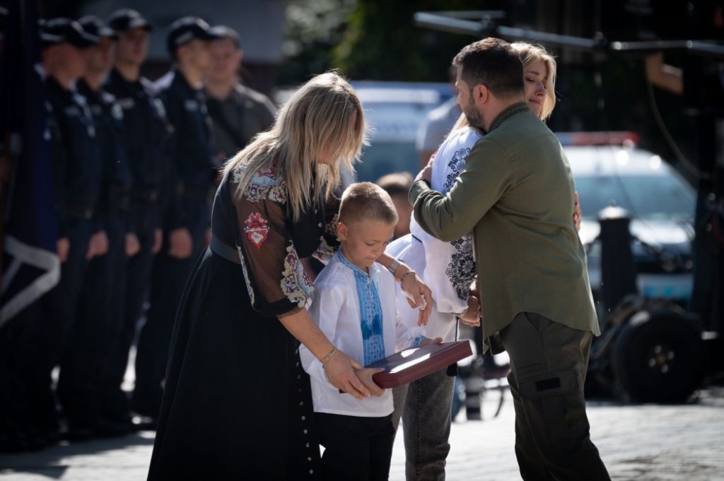 З нагоди Дня Незалежності України Володимир Зеленський вручив державні нагороди, відзнаки та бойові прапори військовим частинам (ФОТО) 1