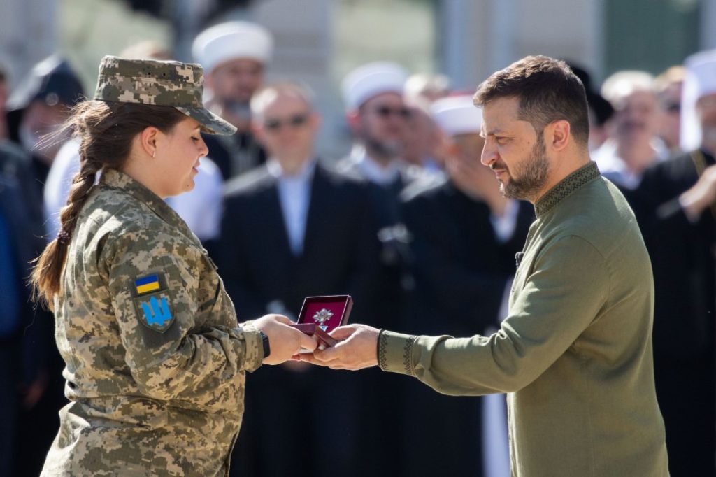 З нагоди Дня Незалежності України Володимир Зеленський вручив державні нагороди, відзнаки та бойові прапори військовим частинам (ФОТО) 23