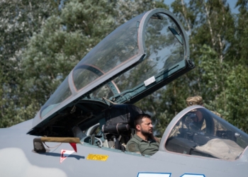 Нарешті фото за штурвалом літака. Зеленський взяв участь в святкування Дня ПС (ФОТО, ВІДЕО)