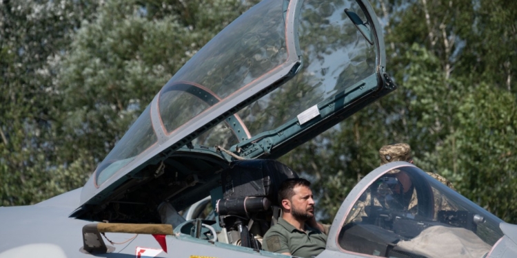 Нарешті фото за штурвалом літака. Зеленський взяв участь в святкування Дня ПС (ФОТО, ВІДЕО)