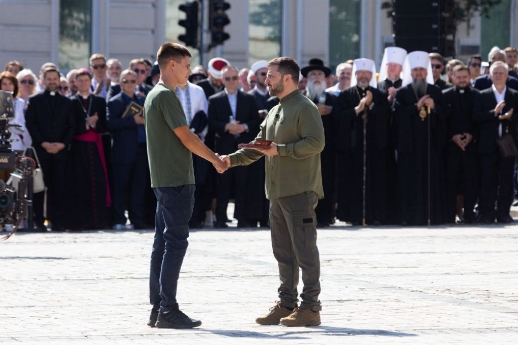 З нагоди Дня Незалежності України Володимир Зеленський вручив державні нагороди, відзнаки та бойові прапори військовим частинам (ФОТО) 27