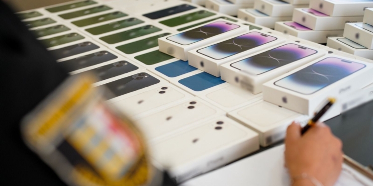 Війна війною, а контрабанда за розкладом? На Закарпатті зупинили машину з гаджетами на 65 млн.грн. (ФОТО, ВІДЕО)