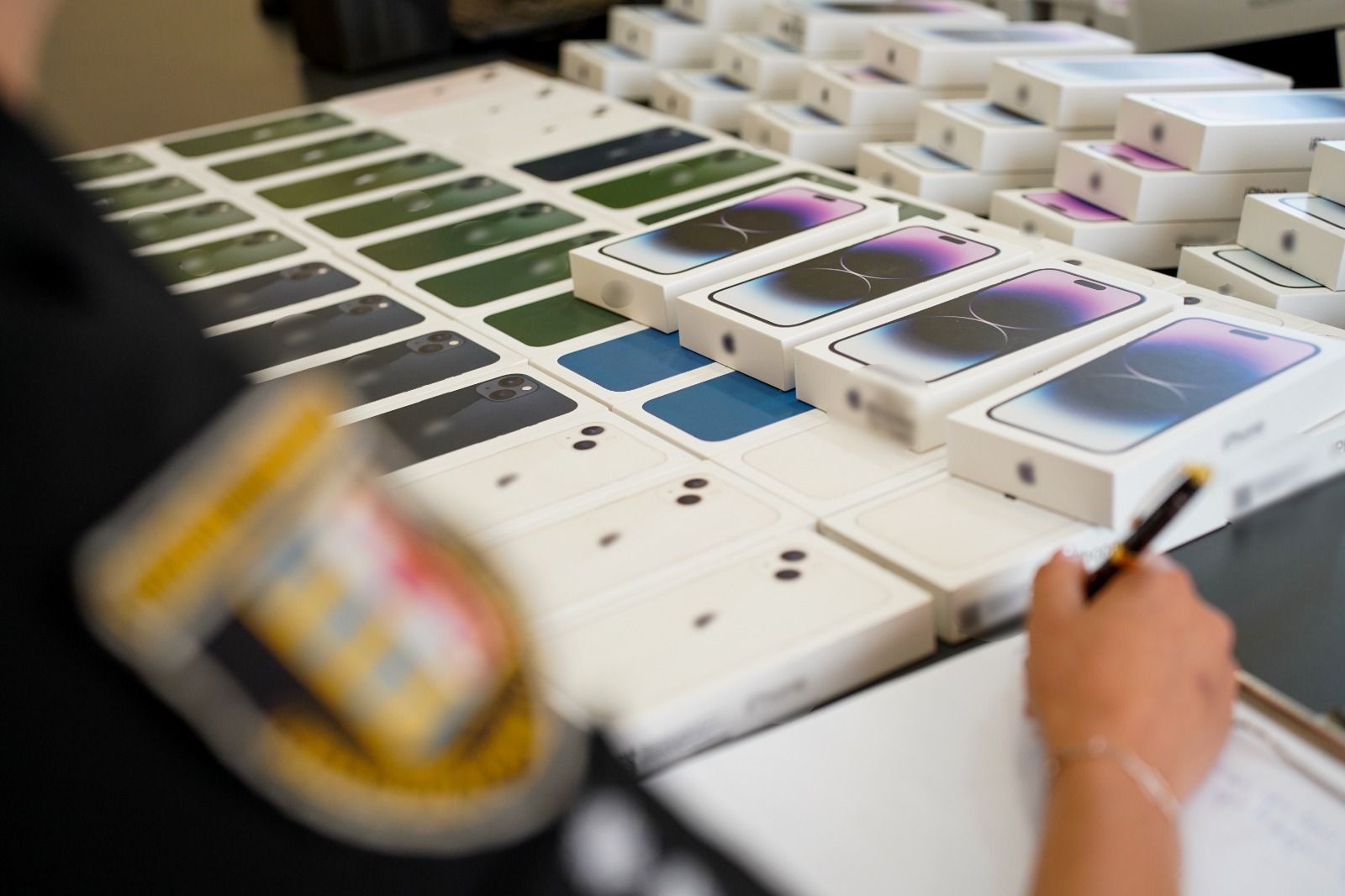 Війна війною, а контрабанда за розкладом? На Закарпатті зупинили машину з гаджетами на 65 млн.грн. (ФОТО, ВІДЕО)