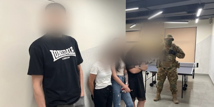 Кіберполіція припинила діяльність шахрайських саll-центрів у Миколаєві, Одесі, Дніпрі та Кривому Розі. У Миколаєві організатора ще й затримали (ФОТО, ВІДЕО)