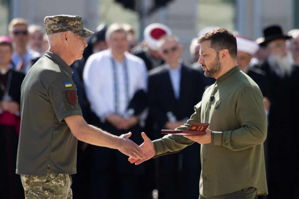 З нагоди Дня Незалежності України Володимир Зеленський вручив державні нагороди, відзнаки та бойові прапори військовим частинам (ФОТО) 29