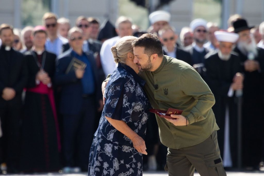 З нагоди Дня Незалежності України Володимир Зеленський вручив державні нагороди, відзнаки та бойові прапори військовим частинам (ФОТО) 33