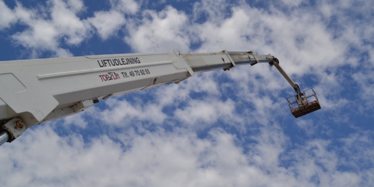 «Миколаївобленерго» отримало від Данії автовишку, що дозволить виконувати роботи на висоті до 34 метрів (ФОТО)