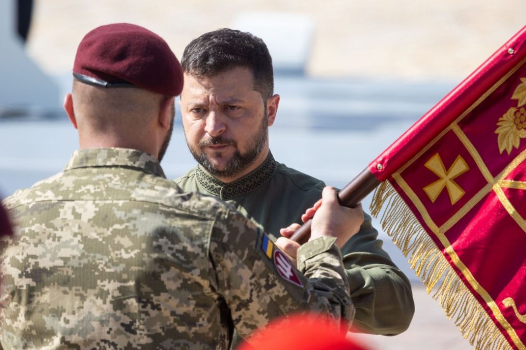 З нагоди Дня Незалежності України Володимир Зеленський вручив державні нагороди, відзнаки та бойові прапори військовим частинам (ФОТО) 37