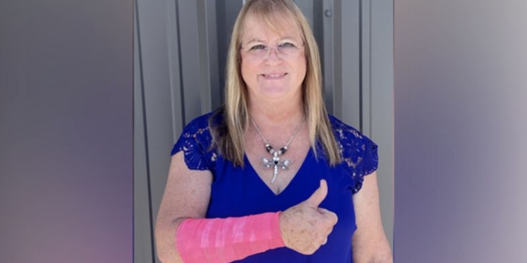 «Щастя» підвалило: на американку, яка стригла газон, одночасно напали змія і яструб