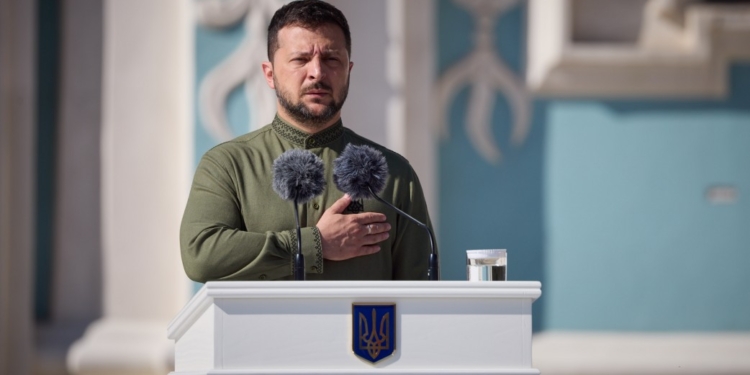 З нагоди Дня Незалежності України Володимир Зеленський вручив державні нагороди, відзнаки та бойові прапори військовим частинам (ФОТО)