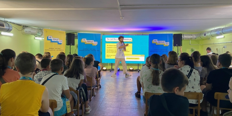 Гуморист і волонтер Василь Байдак провів “НеЛекцію” про мінну безпеку та здоров’я для молоді Миколаєва (ФОТО)